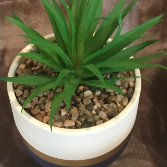 Pretty artificial Plant in vase - Picture 3 of 3